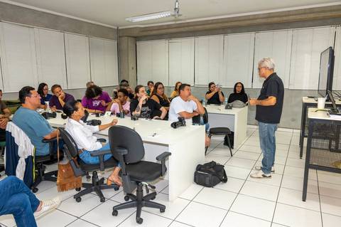 Professor Edeson Souza explicando sobre as caracteristicas da Luz'