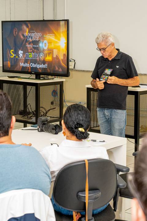 Professor Edeson Souza ensinando sobre gerenciamento de cores'