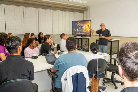 Professor Edeson Souza falando sobre direção da luz'