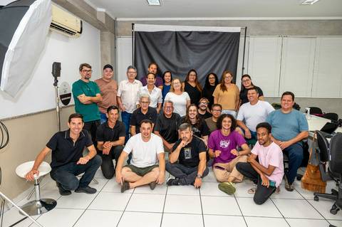 Professor Edeson Souza com todos os participantes do Woekshop O Dominio da Luz'