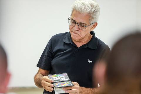 Professor Edeson Souza explicando as vantagens do uso do Color Checker'