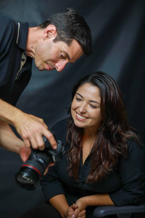 Edvania Moreira feliz vendo sua foto no monitor no Workshop O Dominio da Luz'