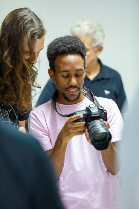 Participante admirando uma foto em sua câmera no Workshop O Dominio da Luz'