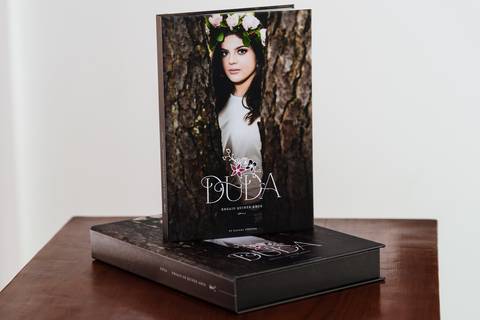 Foto Álbum Ensaio 15 Anos Anos Duda fotografado por Rafael Steffen Fotografia em Brasília.
'