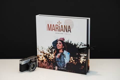 Foto da caixa do Álbum do Ensaio de Quinze Anos da Mariana fotografado em Brasília DF.'