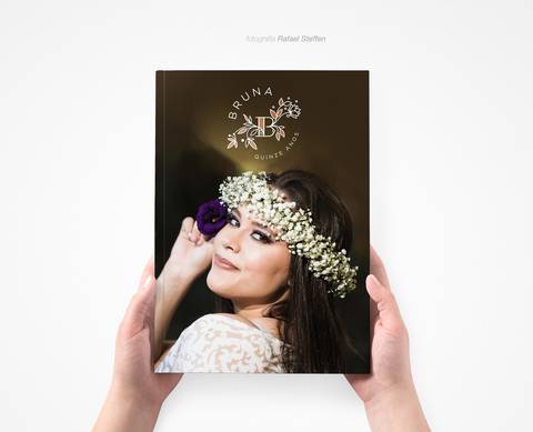 Capa Álbum Ensaio 15 Anos Bruna Martins fotografado por Rafael Steffen Fotografia.'