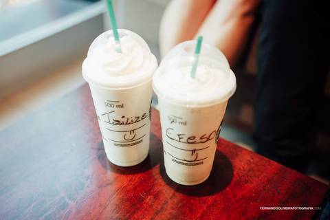 ensaio casal na av paulista pre wedding com starbucks'