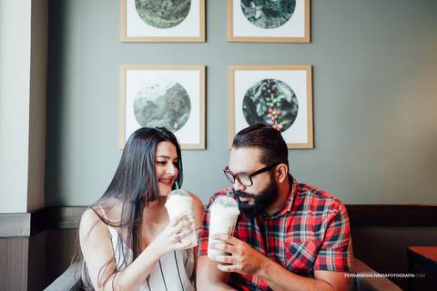 beber cafe frappucino em sessao pre casamento na av paulista em sp'