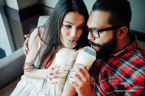 fotografia de casal na av paulista tomando café '