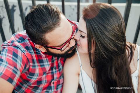 beijo do casal na rua em sessao de fotos pre wedding em sp'