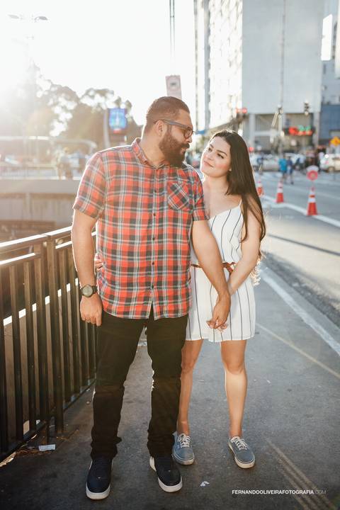 maos dadas em sp na av paulista em sessao de fotos'