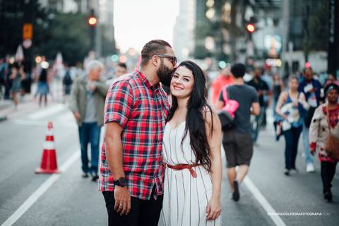 beijo na testa em sessao de fotos casal em sp'