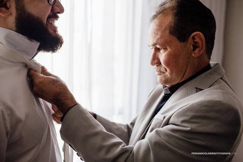 fotografo de casamento fernando oliveira sp espaço dietres pai do noivo arrumando a gravata'
