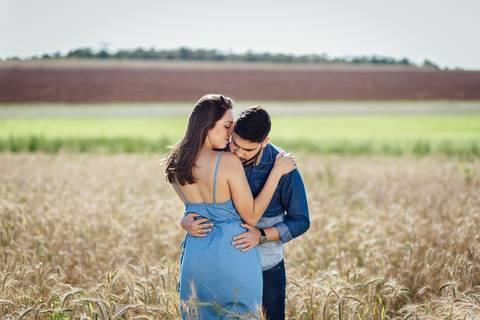 campo de trigo em holambra fernando oliveira fotografia pre wedding beijo'