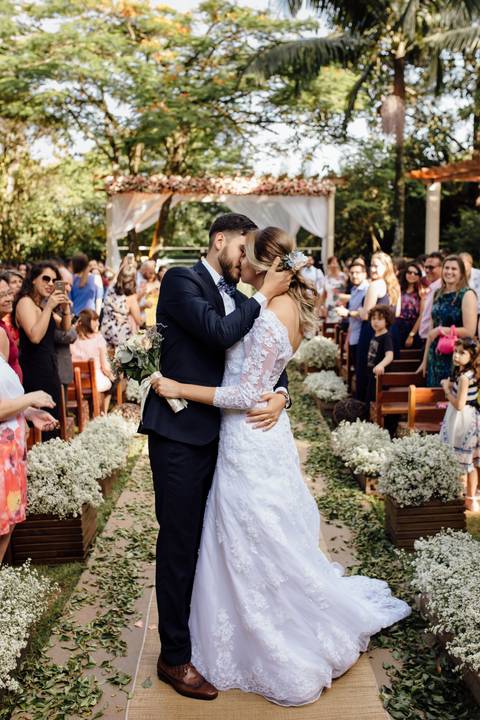 casamento de dia no espaço vila borguese são paulo fotografo saida dos noivos fernando oliveira saida dos noivos com beijo'