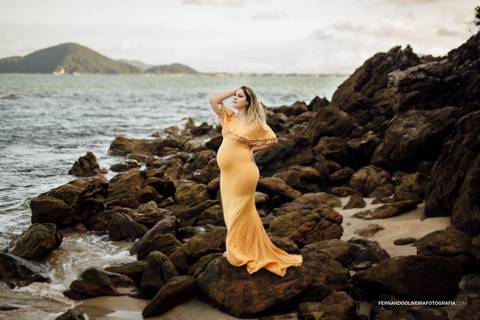 Ensaio gestante sessão de fotos guaruja fotografo sp na praia com pedras'