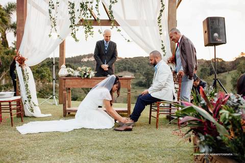 Casamento no Campo Local Villa Boa Vista Embu Guaçu Sp Fotografo Fernando Oliveira Fotografia Ar livre de dia decoração noiva vestido  first touch lava pés'