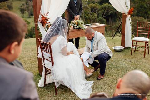 Casamento no Campo Local Villa Boa Vista Embu Guaçu Sp Fotografo Fernando Oliveira Fotografia Ar livre de dia decoração noiva vestido  first touch lava pés'