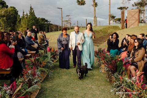Casamento no Campo Local Villa Boa Vista Embu Guaçu Sp Fotografo Fernando Oliveira Fotografia Ar livre de dia decoração noiva vestido  first touch cachorro entrada do noivo'