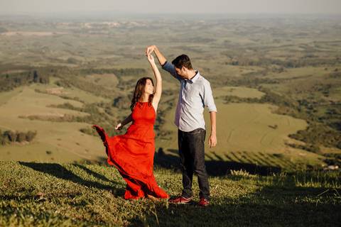Ensaio pre wedding na cachoeira sp sao pedro noiva noivos fotos na fotografo de casamento criativa divertida diferente por do sol pico montanha'