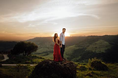 Ensaio pre wedding na cachoeira sp sao pedro noiva noivos fotos na fotografo de casamento criativa divertida diferente por do sol pico montanha'