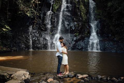 Ensaio pre wedding na cachoeira sp sao pedro noiva noivos fotos na fotografo de casamento'