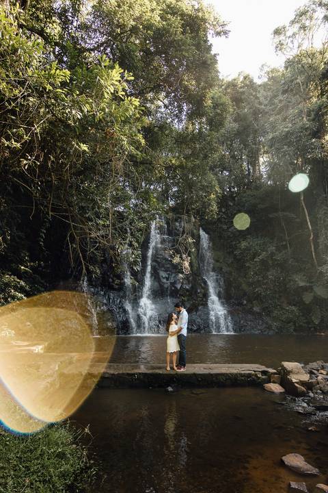 Ensaio pre wedding na cachoeira sp sao pedro noiva noivos fotos na fotografo de casamento'