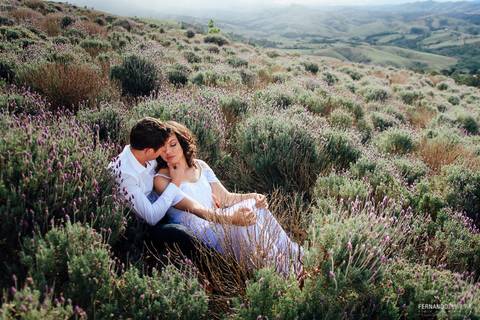 campo de lavanda com casal de noivos em pre wedding em cunha sp fotografo de casamento'