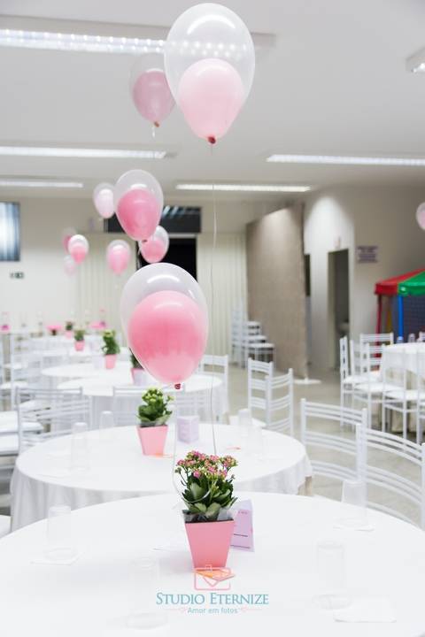 Centro de mesa com balões de gás hélio - Aniversário infantil - 1 ano - Studio Eternize - São Sebastião do Paraíso - MG'