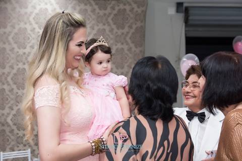Aniversariante recebendo os convidados - Aniversário infantil - 1 ano - Studio Eternize - São Sebastião do Paraíso - MG'