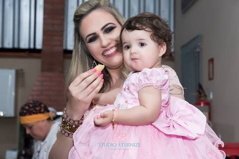 Aniversariante com a mamãe fazendo um lanchino - Aniversário infantil - 1 ano - Studio Eternize - São Sebastião do Paraíso - MG'