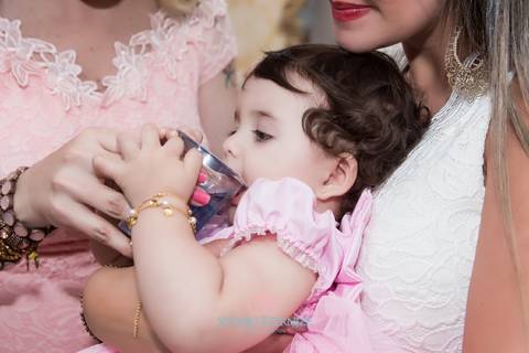 Aniversariante tomando água- Aniversário infantil - 1 ano - Studio Eternize - São Sebastião do Paraíso - MG'