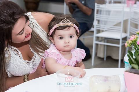 Aniversariante brincando com a madrinha- Aniversário infantil - 1 ano - Studio Eternize - São Sebastião do Paraíso - MG'