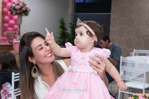 Aniversariante brincando com a madrinha- Aniversário infantil - 1 ano - Studio Eternize - São Sebastião do Paraíso - MG'