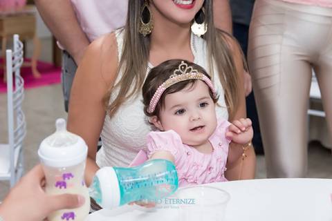 Aniversariante brincando com a madrinha- Aniversário infantil - 1 ano - Studio Eternize - São Sebastião do Paraíso - MG'