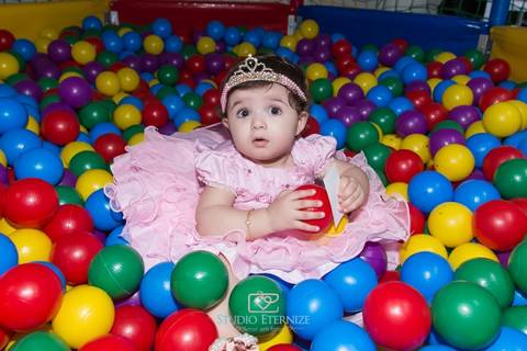 Aniversariante brincando na piscina de bolinha - Aniversário infantil - 1 ano - Studio Eternize - São Sebastião do Paraíso - MG'
