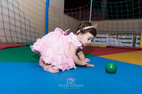 Aniversariante brincando na cama elástica- Aniversário infantil - 1 ano - Studio Eternize - São Sebastião do Paraíso - MG'