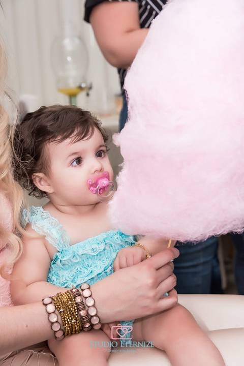 Aniversariante comendo algodão doce- Aniversário infantil - 1 ano - Studio Eternize - São Sebastião do Paraíso - MG'