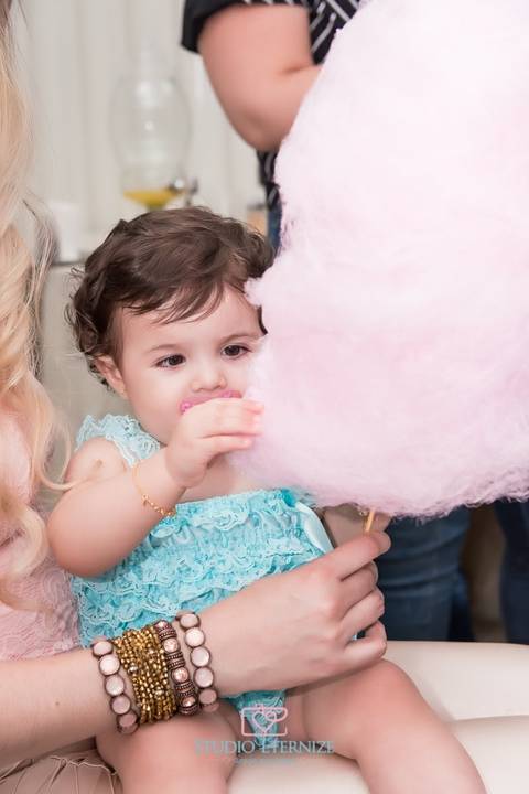 Aniversariante comendo algodão doce- Aniversário infantil - 1 ano - Studio Eternize - São Sebastião do Paraíso - MG'