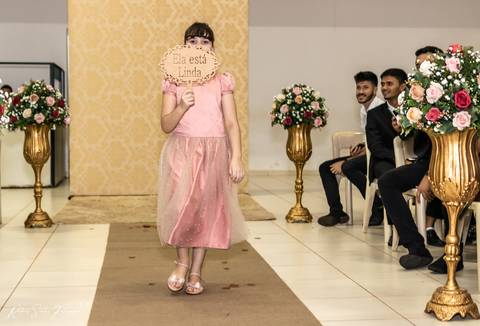 Momentos tensos que antecede a solenidade religiosa do casamento. '