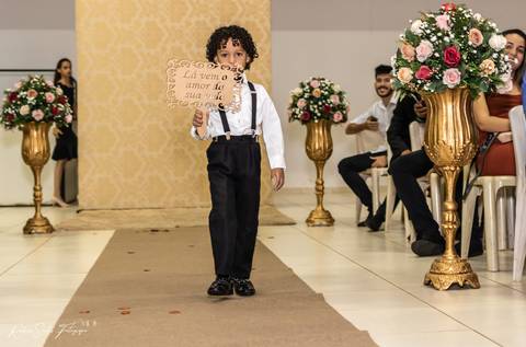 Momentos tensos que antecede a solenidade religiosa do casamento. '
