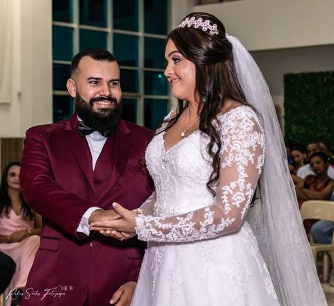 A noiva e o noivo estão  emocionados com o Casamento'