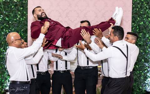 Momento de euforia e muita alegria apos cerimonia religiosa do casamento.'