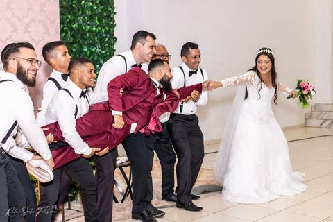 Momento de euforia e muita alegria apos cerimonia religiosa do casamento.'