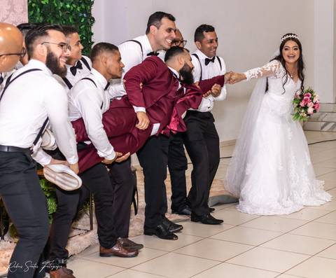 Momento de euforia e muita alegria apos cerimonia religiosa do casamento.'