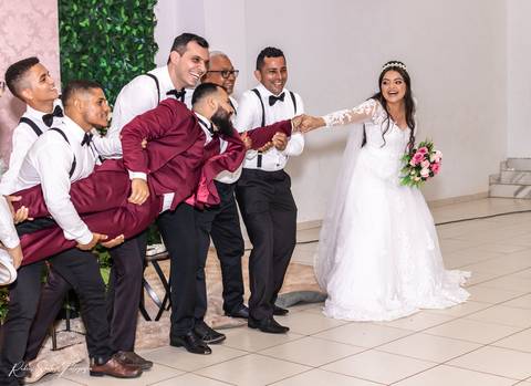 Momento de euforia e muita alegria apos cerimonia religiosa do casamento.'