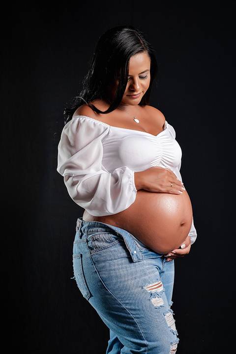 Foto de gestante em estúdio profissional em Belo horizonte'