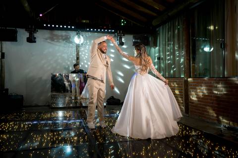 Casamento na Chácara Talivo, fotografado pela True Fotografia com um olhar sensível, espontâneo e documental. Fotógrafos de casamento em Curitiba e região metropolitana.

#CasamentoChácaraTalivo #FotógrafoDeCasamentoCuritiba #FotografiaDeCasamento'