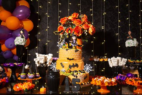 Bolo de 15 anos temático'