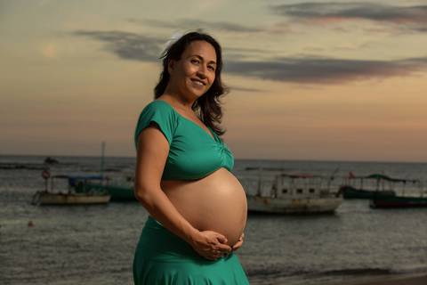 Foto na Praia de Itapuã. O mar ao fundo, o céu em crepúsculo lindíssimo!'